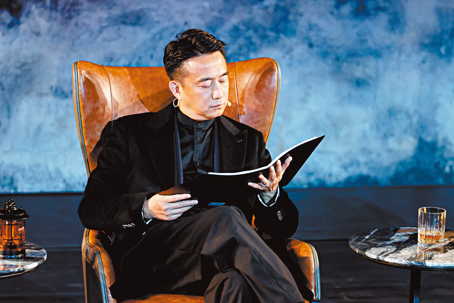 ●烏鎮戲劇節發起人黃磊也參與了《農莊館客人》的演出。  記者俞晝 攝