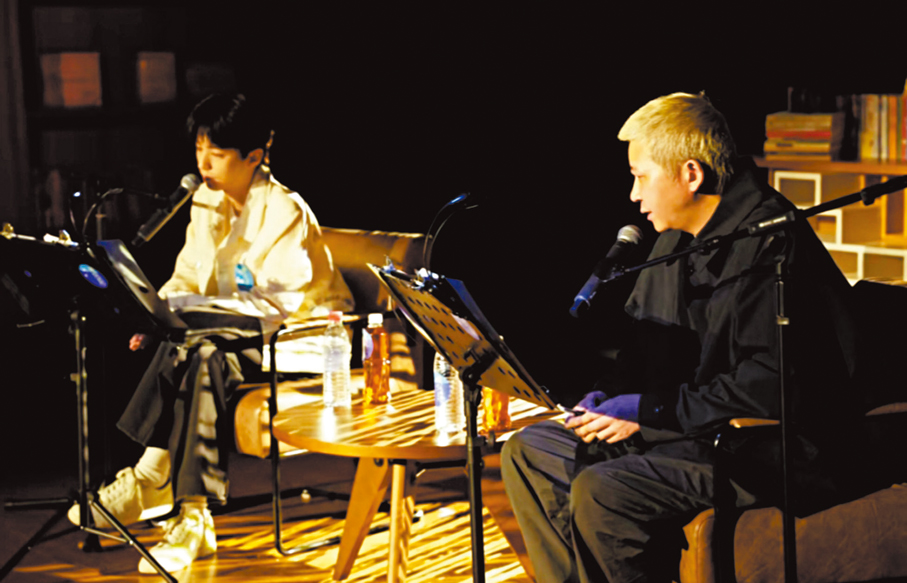 ●「起跑戲劇」的序幕由劇本圍讀《被討厭的勇氣》拉開。左為演員王俊凱，右為導演饒曉志。曉年青劇團供圖