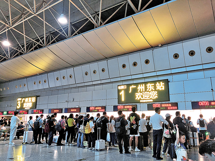 ●廣深城際鐵路提質工程全面完成。圖為旅客經廣州東站出行。 香港文匯報記者方俊明  攝