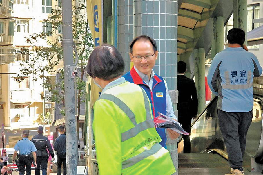 ●陳學鋒在中環士丹頓街扶手電梯旁設置街站。 Fb圖片