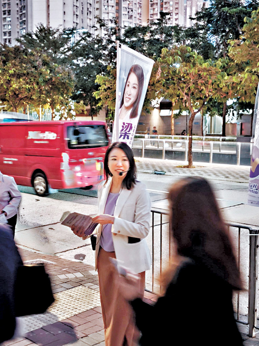 ●梁思韻與街坊交流，指會續將街頭心聲轉化為具體倡議。 Fb圖片