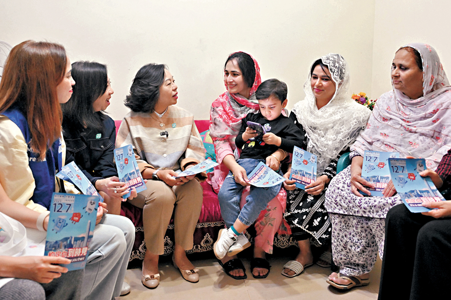 ●麥美娟探訪少數族裔家庭，呼籲選民齊心投票。民政及青年事務局Fb圖片