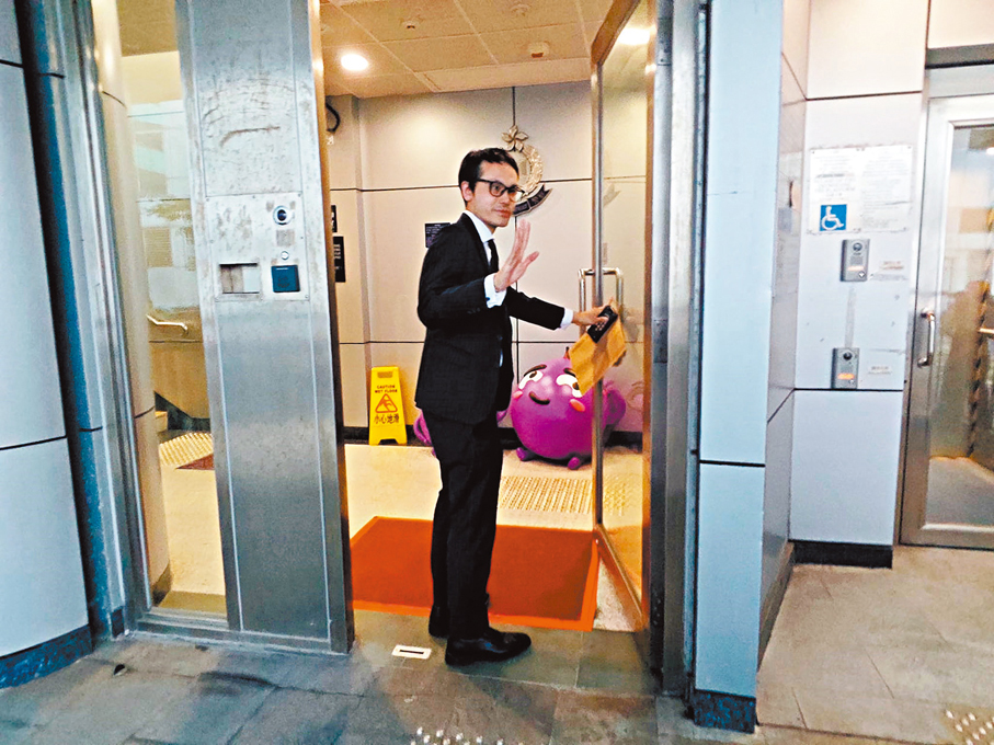 ●林作被扣留在北角警署調查，其律師晚上到達警署。 香港文匯報記者劉友光  攝