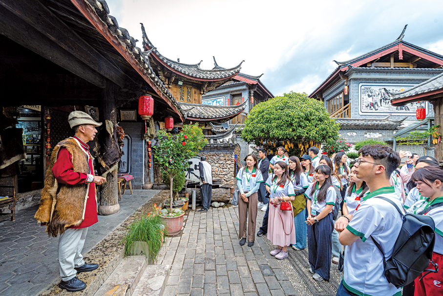 ●團員到訪納西人家百年老屋生態園，了解雲南少數民族文化。