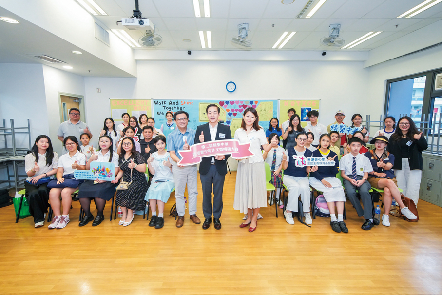 ●小組賽中學中文組的學生及評判合影。