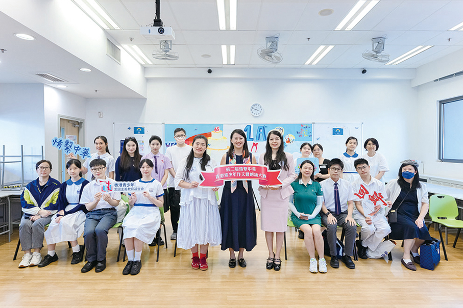 ●小組賽中學英文組的學生及評判合影。