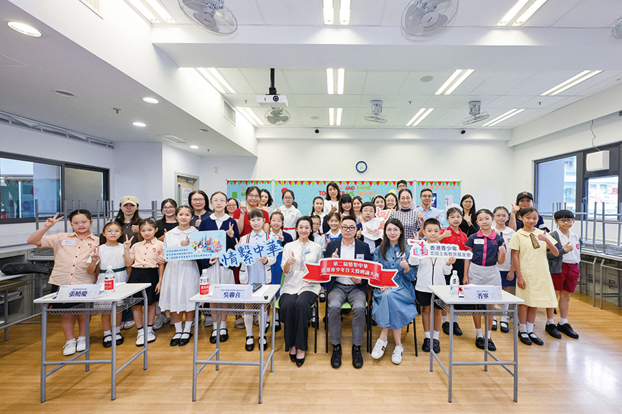 ●小組賽小學中文組的學生及評判合影。