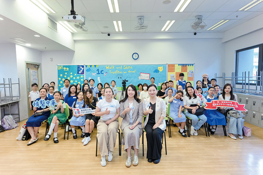 ●小組賽小學英文組的學生及評判合影。