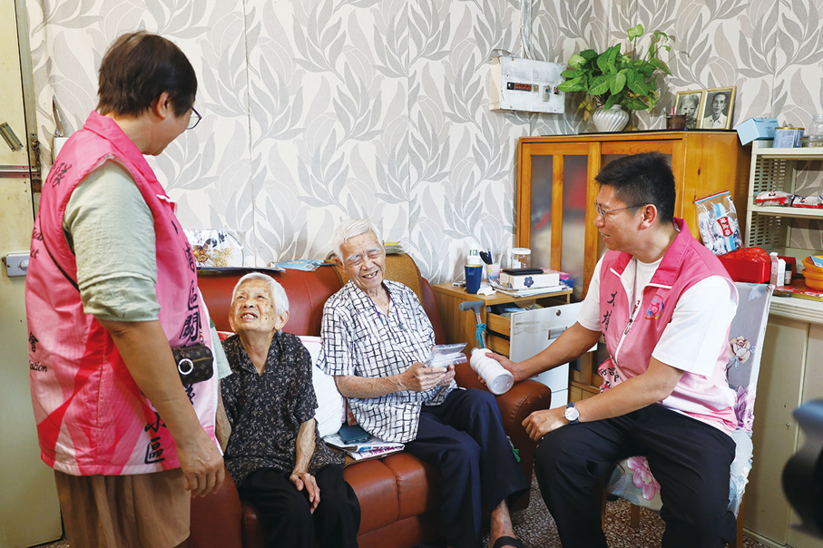 ●怡富關愛隊隊長羅志平（右一）透過謝伯個案，深感計劃重要，期望持續通過早期介入與定期關懷，讓更多社區長者獲得適切支援。