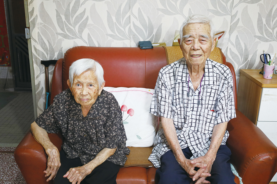 ●中風後需獨力照顧體弱謝太（左）的謝伯（右），通過關愛隊的主動介入與服務轉介，生活困境得以顯著改善。