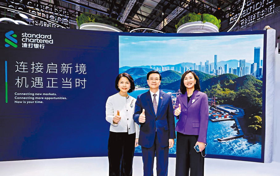 ●(左起)渣打銀行（中國）行長兼副董事長魯靜，行政長官李家超，渣打銀行（香港）執行董事、香港兼大中華及北亞區行政總裁、香港銀行公會主席禤惠儀。 渣打供圖
