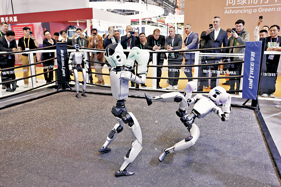 ●圖為觀眾在上海進博會上觀看宇樹科技G1格鬥機器人拳擊格鬥賽。中新社