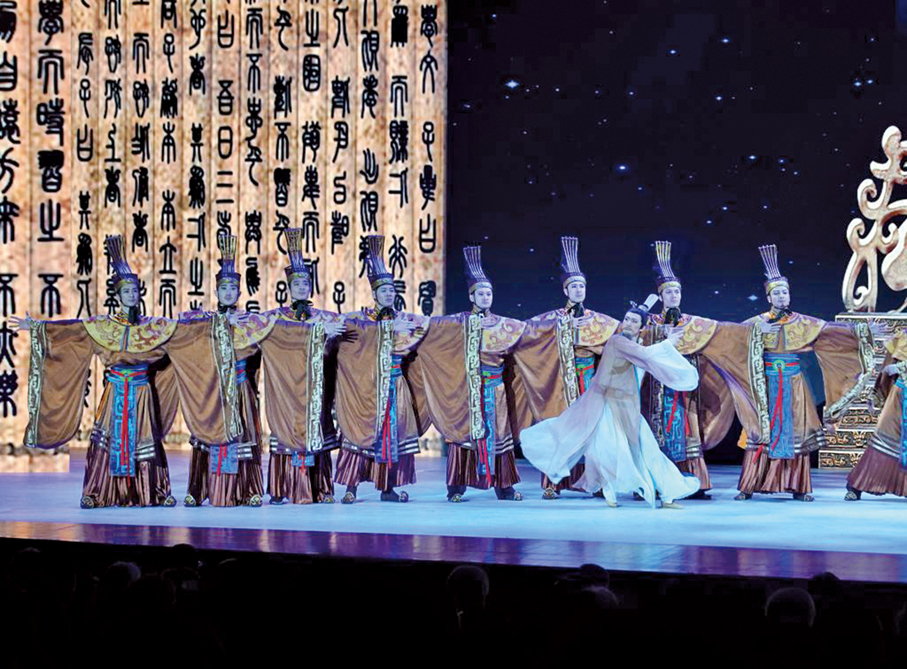 ●山東是儒家思想的發源地，圖為演職人員在表演民族舞劇《孔子》片段。 （新華社）