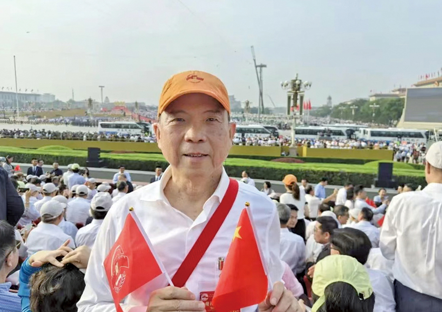 ●2025年9月3日，詹洪良現場觀看九三閱兵。