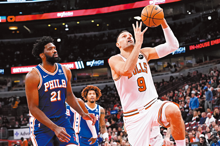 ●維斯域（右）在比賽中上籃。  美聯社