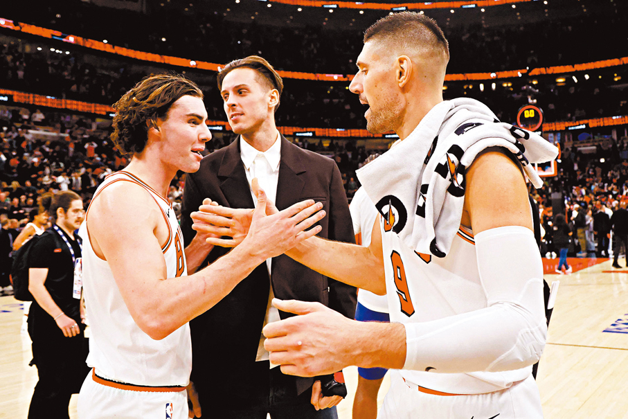 ●維斯域（右）和傑迪（左）合力帶領公牛反勝對手。  法新社