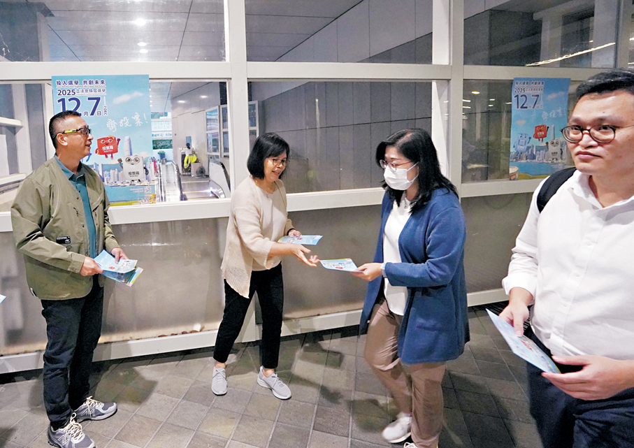 ●吳萬甜（中）和陳德峰（左）昨日參與在添馬政府總部派發宣傳單張的活動，呼籲公務員全家總動員投票。香港文匯報記者曾興偉  攝