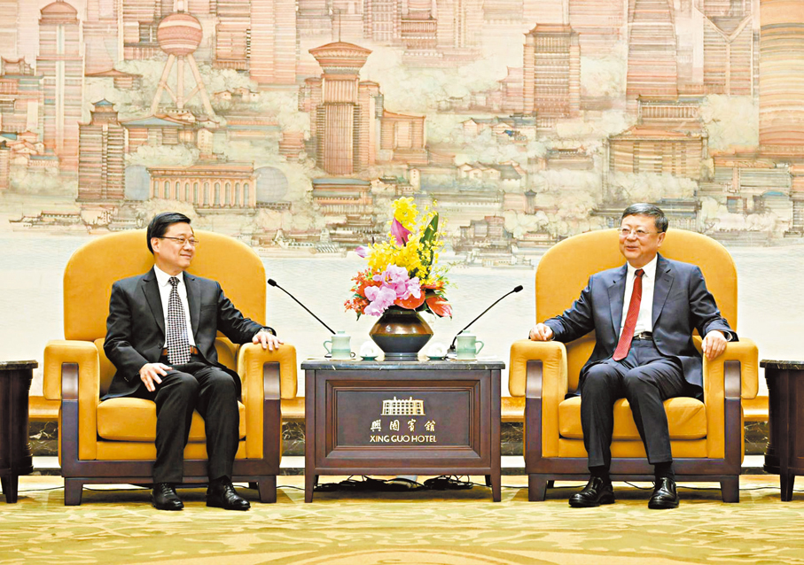 ●行政長官李家超（左）昨日在上海與上海市委書記陳吉寧（右）會面。 政府新聞處圖片