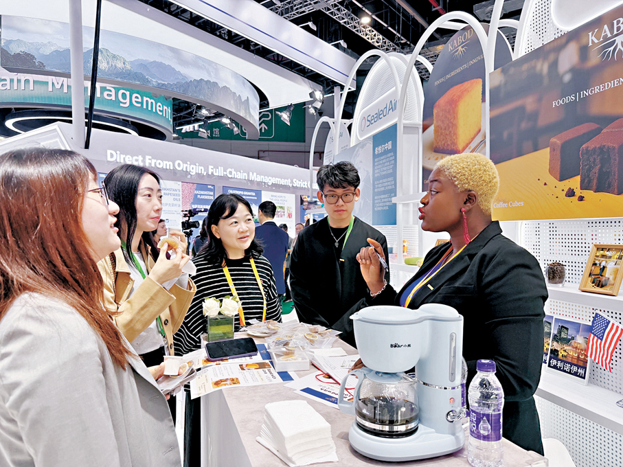 ●美國食品與農業館吸引很多中國觀眾前來諮詢。