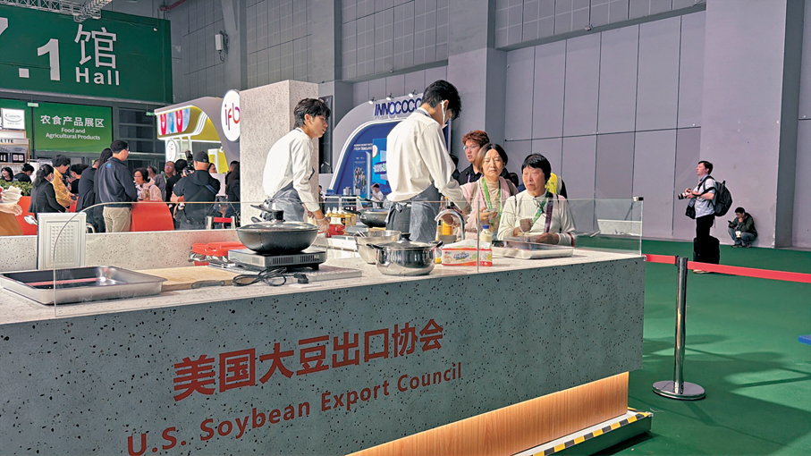 ●美國大豆出口協會的展台，中國消費者正排隊品嘗用美國高級酸大豆油烹飪出的美食。