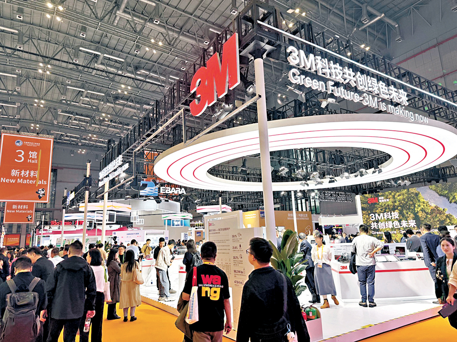 ●美企3M公司展館內聚集一批觀眾參觀。