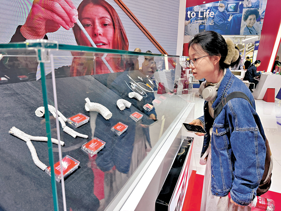 ●美企戈爾展台的展品吸引觀眾駐足。