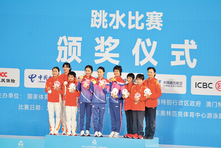 ●陳芋汐（右五）與掌敏潔（左四）在頒獎台上。 香港文匯報記者敖敏輝  攝