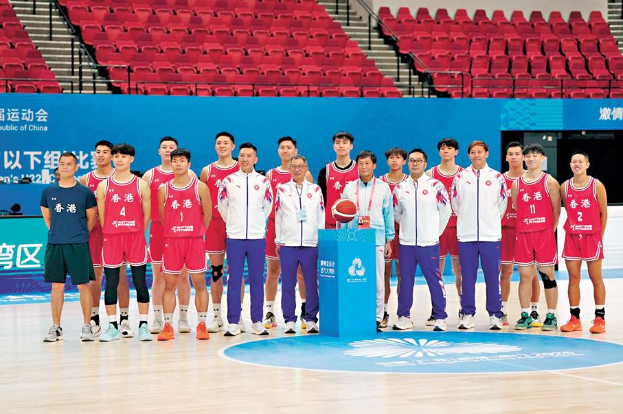 ●全運辦主任楊德強（前排右五）現身紅館，為港籃U22打氣。 香港文匯報記者郭正謙  攝