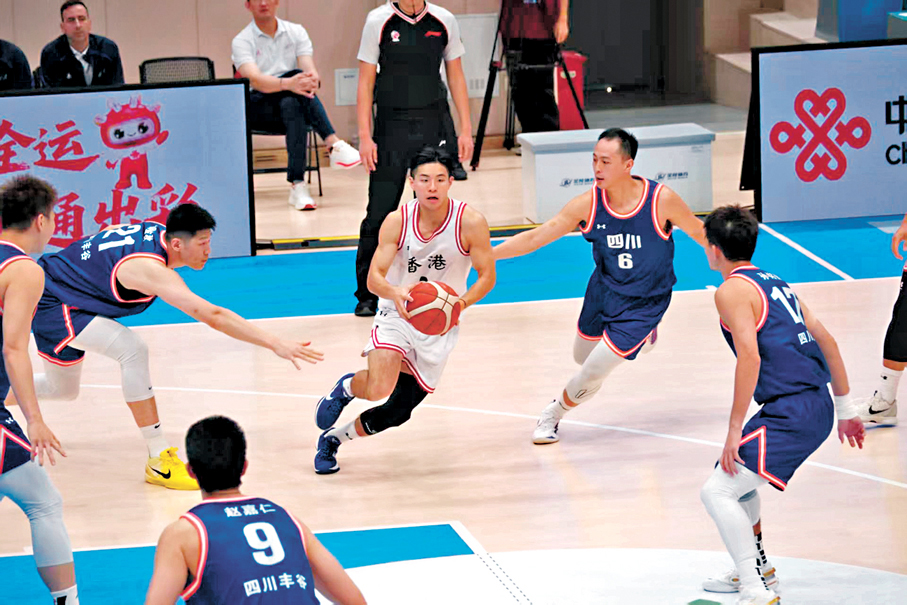 ●港隊（白衫）力戰四川隊告負，於全運男籃小組賽連敗收場。 香港文匯報記者帥誠  攝