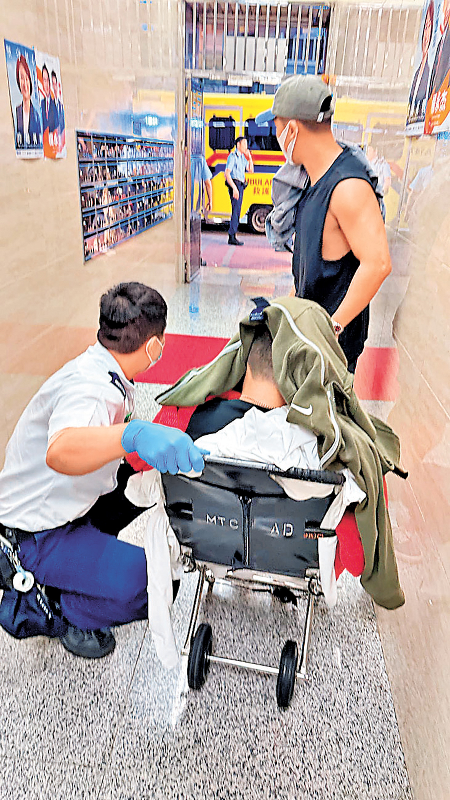 ●在土瓜灣掃毒遭斬傷，受傷海關人員送院。 區議員關浩洋供圖