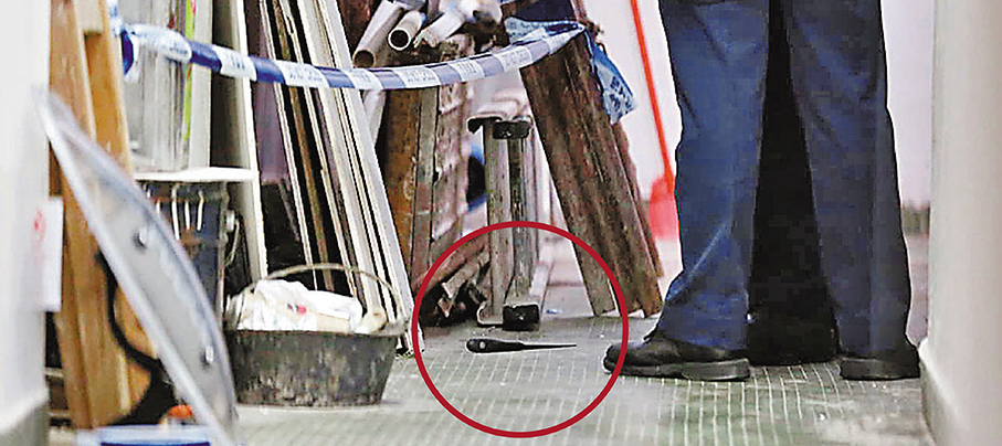 ●現場遺下一把涉案菜刀（紅圈）。香港文匯報記者鄧偉明  攝