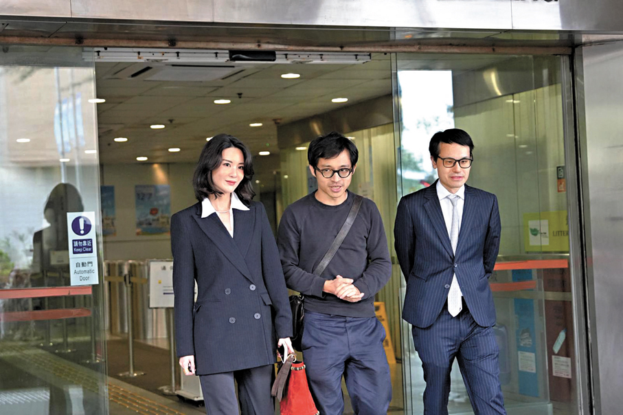 ●被告林作獲准保釋，在女友裕美及律師陪同下離開東區裁判法院。 香港文匯報記者黃宇威  攝