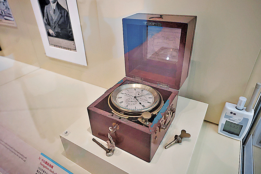 ●中山艦航海鐘。 香港文匯報記者郭木又  攝