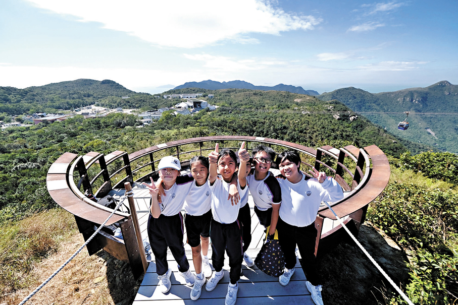 ●一班小學生於昂坪觀景台拍照留念。 香港文匯報記者涂穴  攝