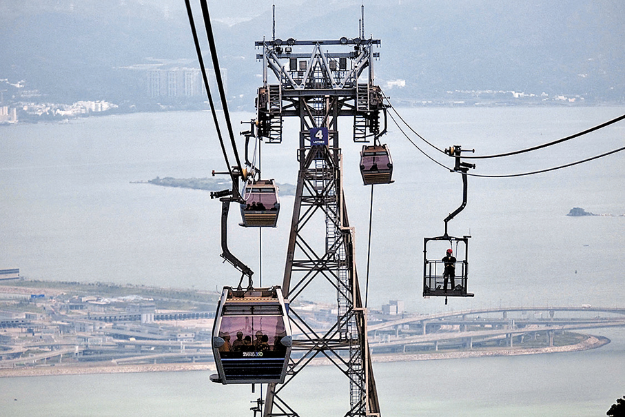 ●昂坪360推行山探索遊。香港文匯報記者涂穴  攝