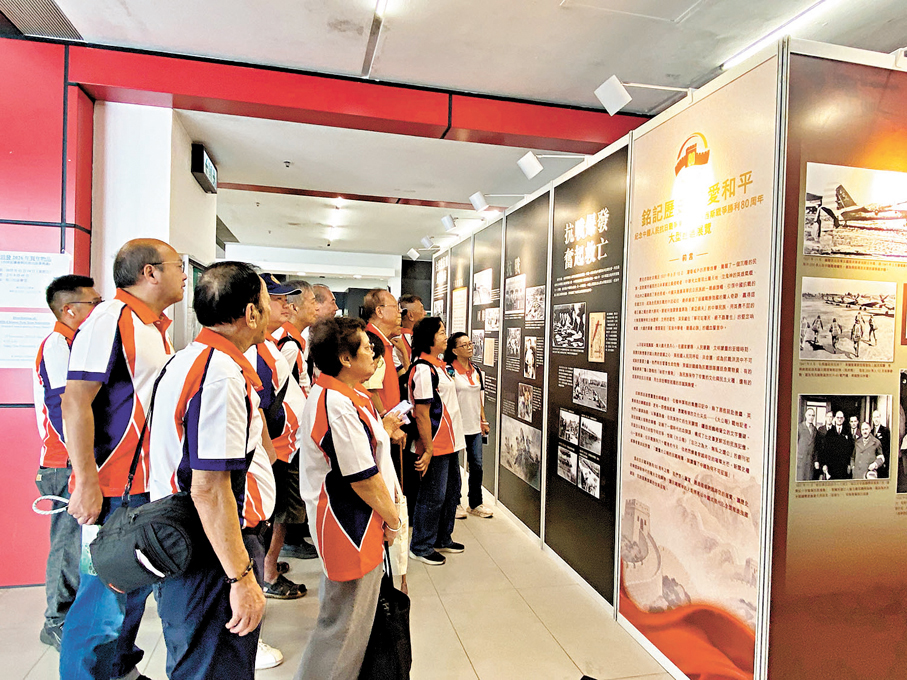 ●「銘記歷史  珍愛和平」社區巡展昨日在坑口社區會堂舉行，吸引不少西貢區地區人士參觀。