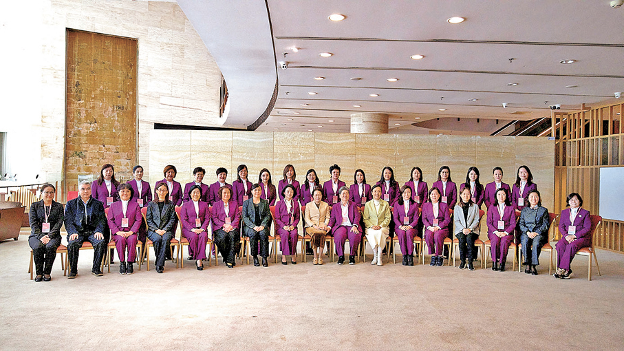 ●全國婦聯黨組書記、副主席、書記處第一書記黃曉薇與香港福建婦女協會訪京團全體成員合照。