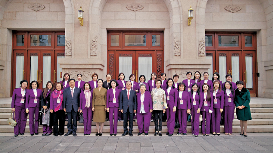 ●全國政協港澳台僑委員會主任劉賜貴親切會見香港福建婦女協會訪京團全體成員並合影。