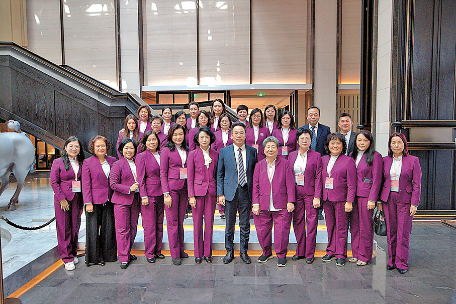 ●中國僑聯副主席連小敏與香港福建婦女協會訪京團全體成員座談後合照留念。