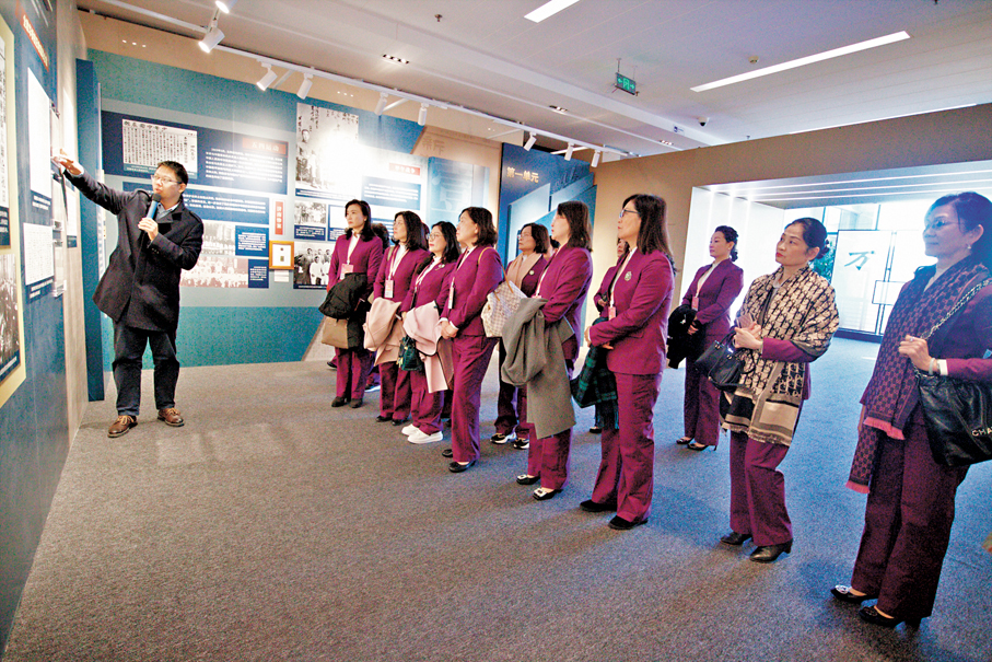 ●香港福建婦女協會參觀「萬里同心—海外華僑與中國人民抗日戰爭暨世界反法西斯戰爭紀念特展」，認真聆聽展覽介紹。