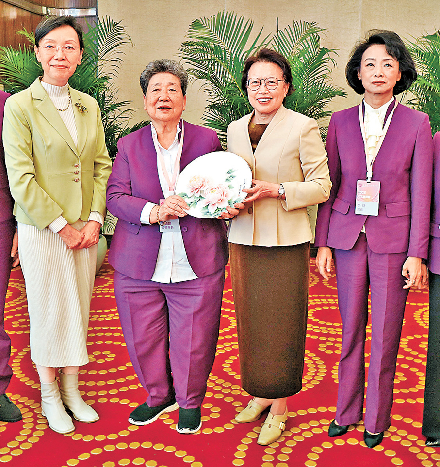 ●全國婦聯黨組書記、副主席、書記處第一書記黃曉薇(右二)致送紀念品予陳聰聰(左二)和李然(右一)，左一為全國婦聯副主席、書記處書記林怡。