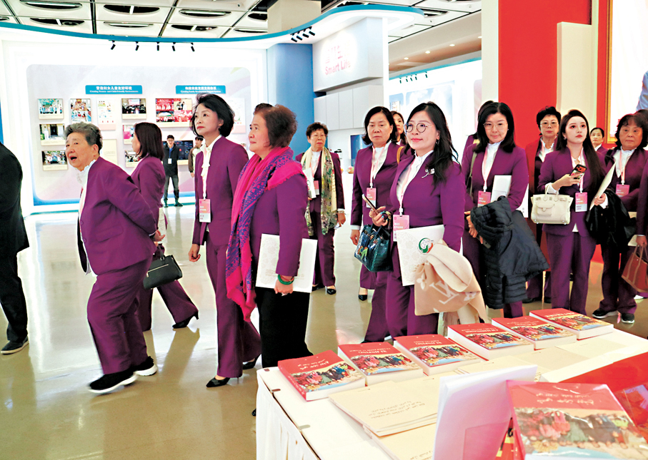 ●陳聰聰、李然帶領一眾姐妹到訪中國婦女兒童博物館，並參觀「數智賦能婦女和女童成果展」。