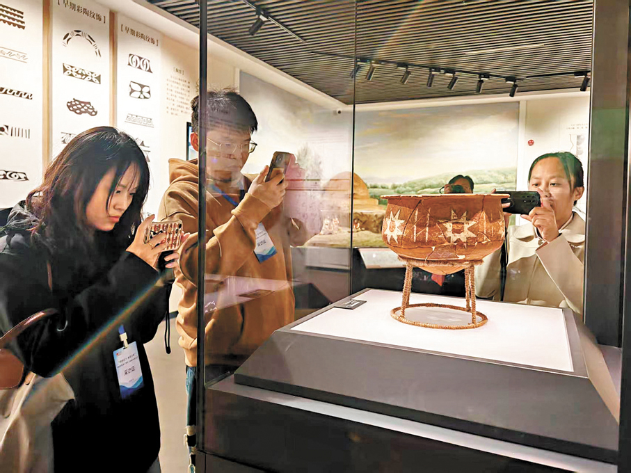 ●大汶口遺址博物館內鎮館之寶八角星紋彩陶豆吸引眾人駐足。香港文匯報記者殷江宏  攝