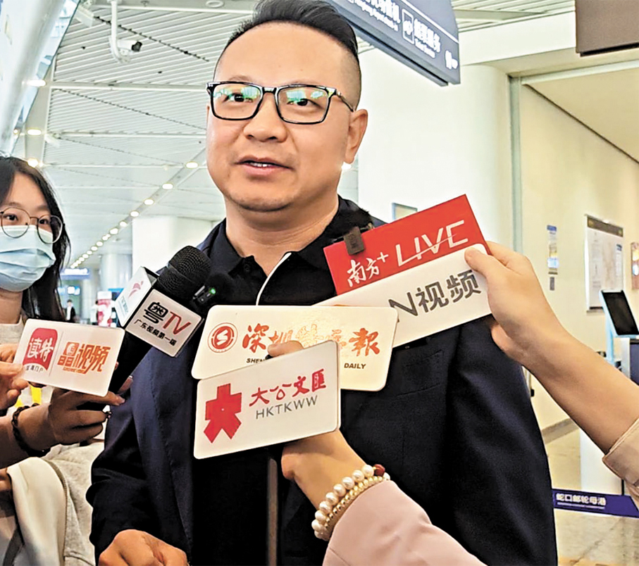 ●首航旅客港人吳先生準備搭乘直升機從深圳到香港。 香港文匯報記者石華  攝