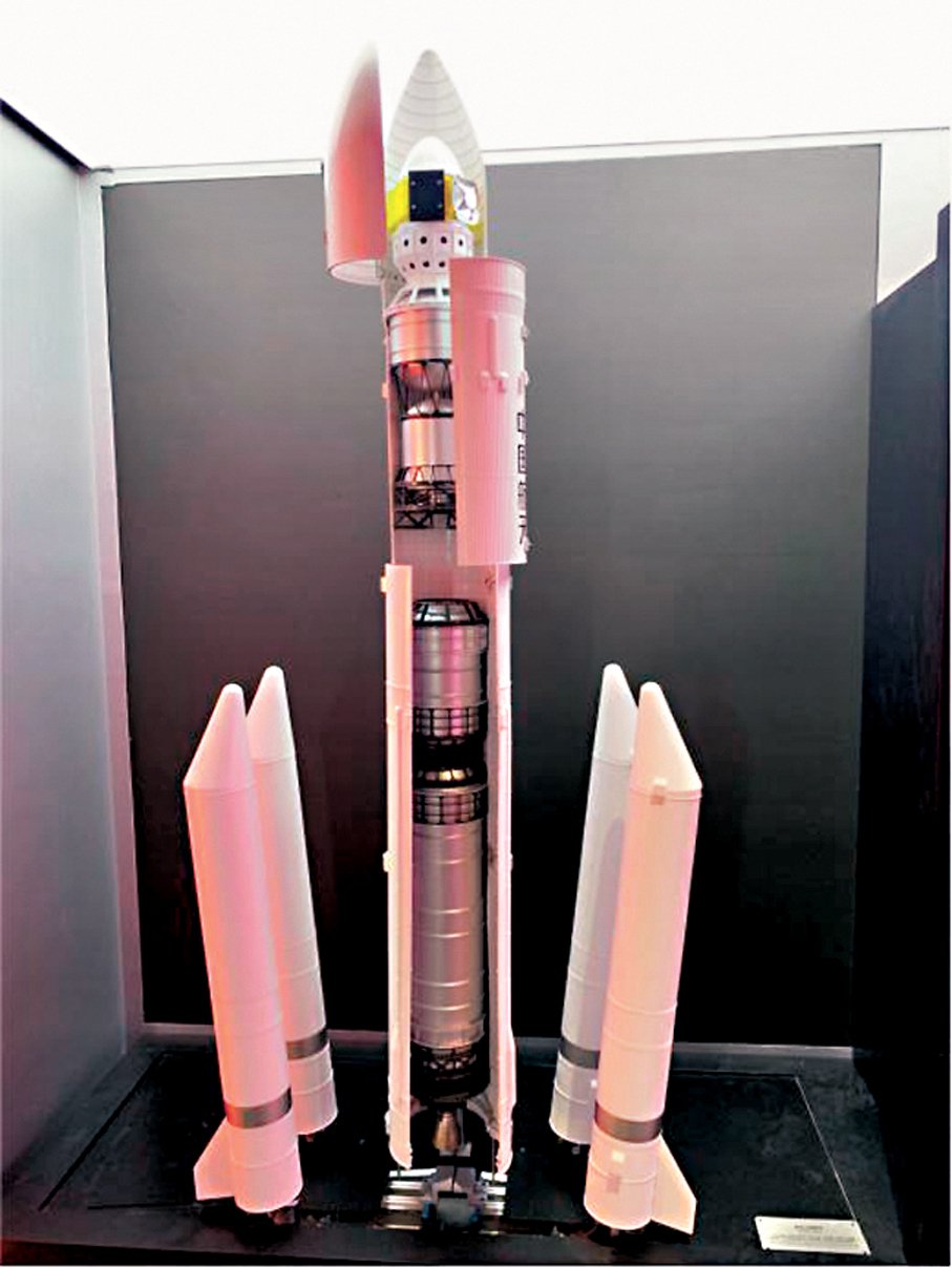 ●愛國教育支援中心航天學習基地展示的火箭，可以打開並模擬發射。 作者供圖