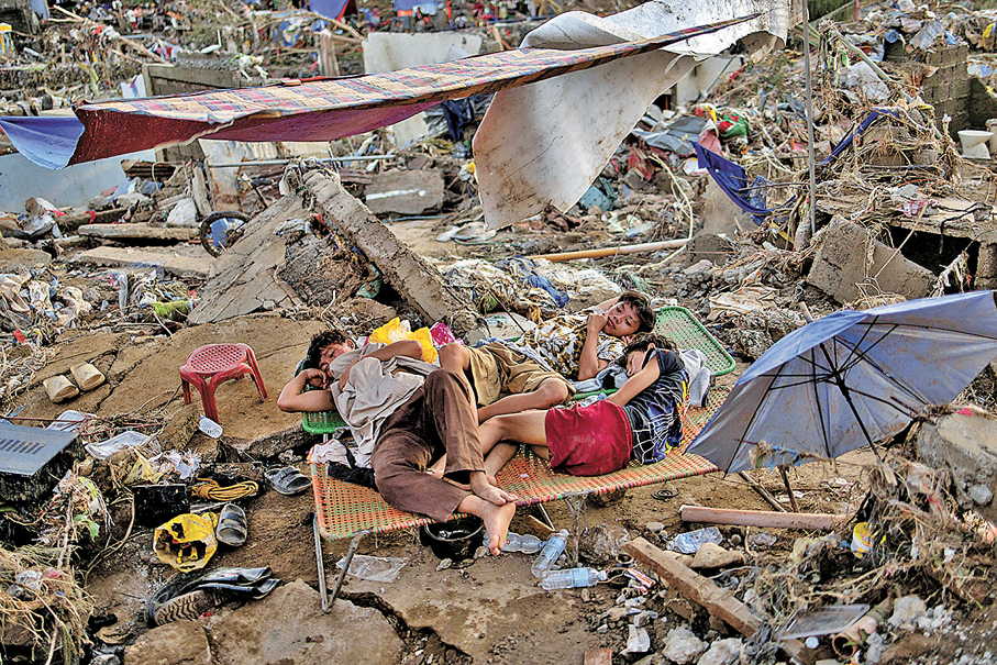 ●家園被毀的災民席地而睡。 路透社