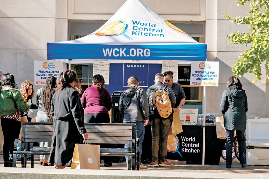 ●聯邦人員在免費食物發放點領取食物。 新華社