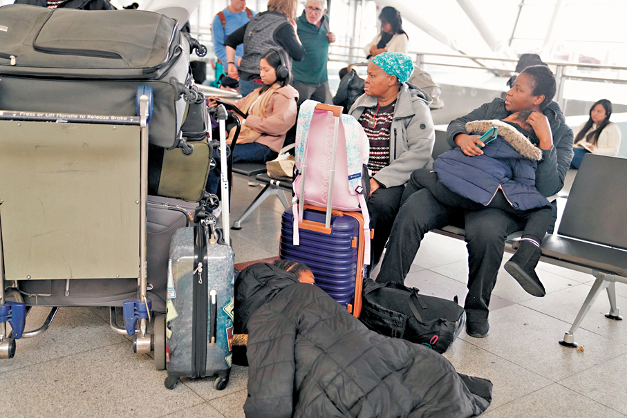 ●旅客在紐約肯尼迪國際機場等候辦理登機手續。 新華社