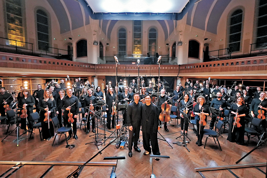 ●陳奕迅與眾樂手合影留念。   主辦方供圖