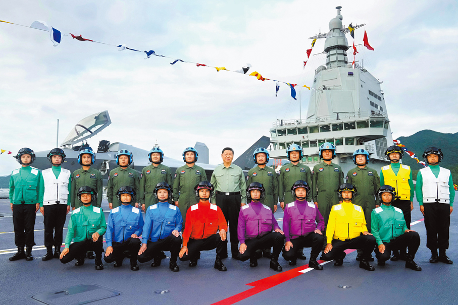 ●習近平同艦載機飛行員、航空保障人員合影留念。   新華社